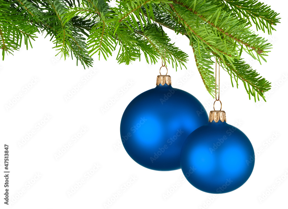 Zwei blaue Christbaumkugeln hängen am Tannenzweig