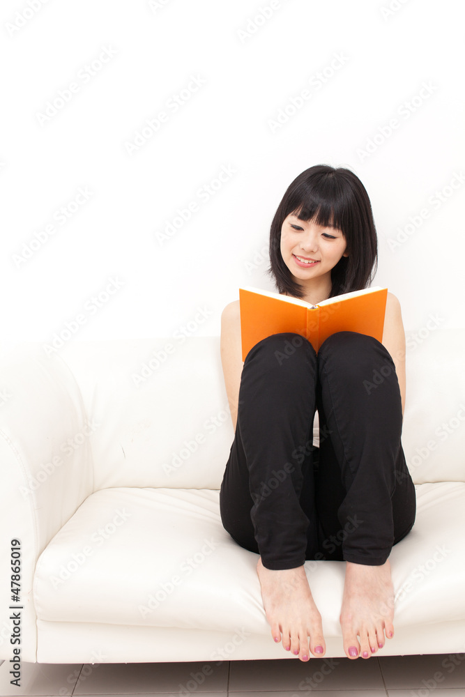 有魅力的亚洲女人在读书