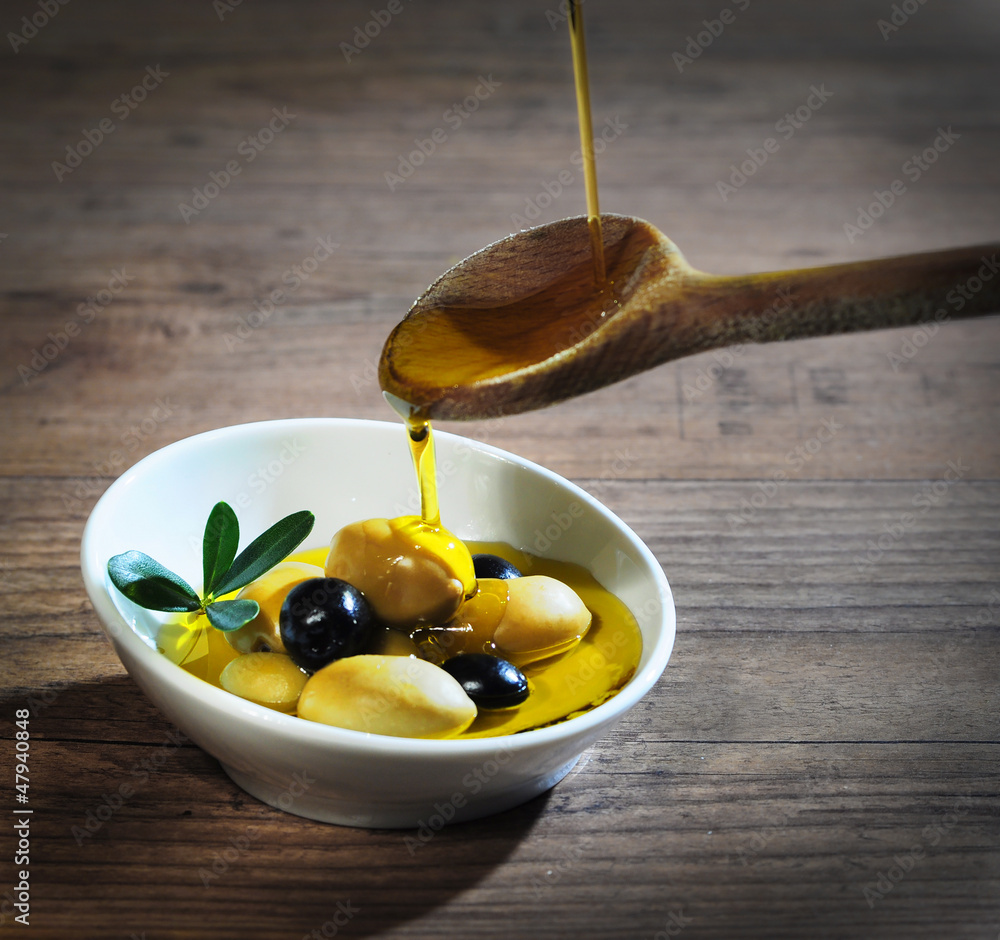 Anrichten von Oliven mit Olivenöl