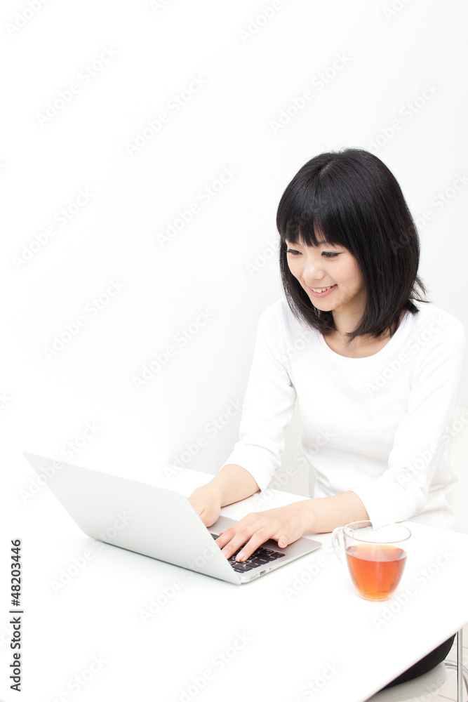 使用笔记本电脑的魅力亚洲女性