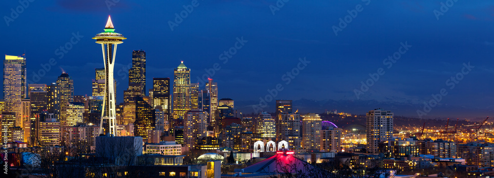 美国华盛顿州黄昏时的西雅图天际线全景，带太空针