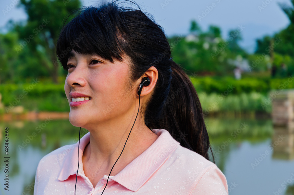 亚洲女性户外听音乐