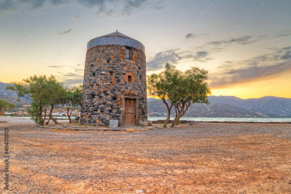 希腊克里特岛米拉贝洛湾的旧风车废墟