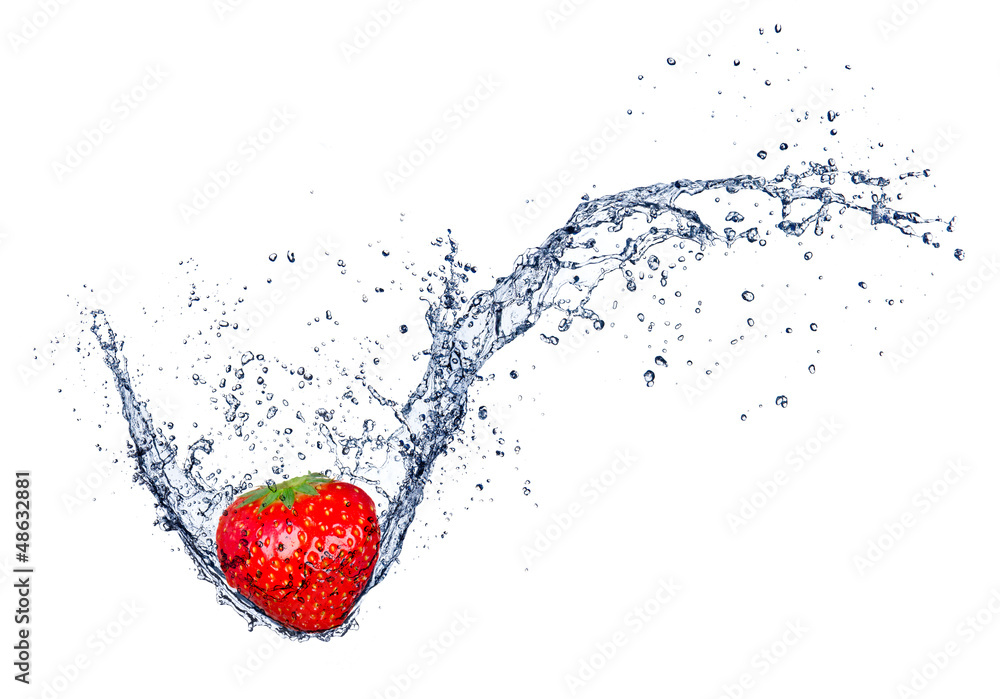 新鲜草莓在水中飞溅，在白色背景上隔离