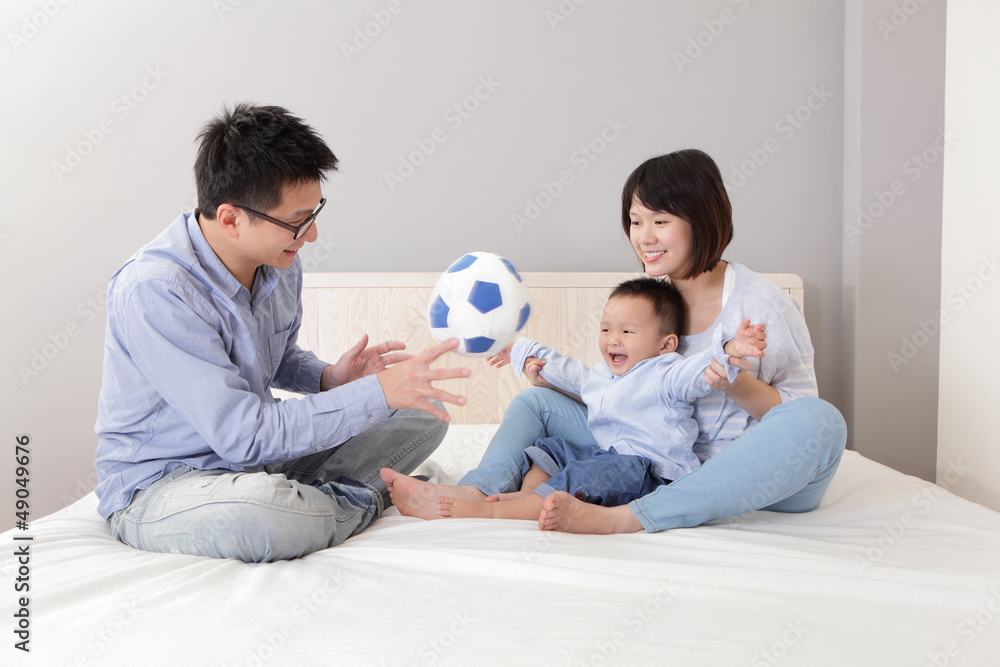 快乐的一家人玩玩具足球