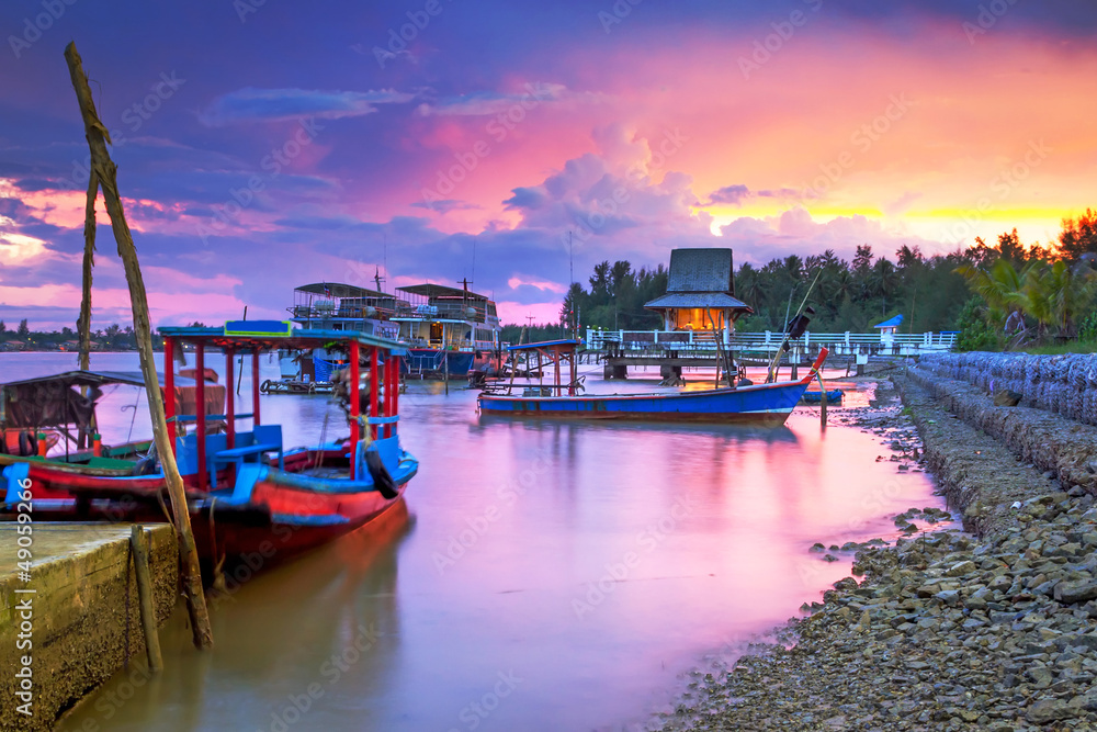 泰国Koh Kho Khao岛港口令人惊叹的日落