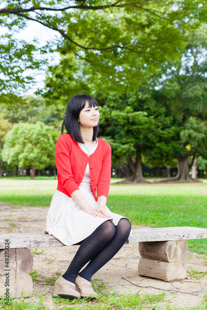 迷人的亚洲女人在公园放松