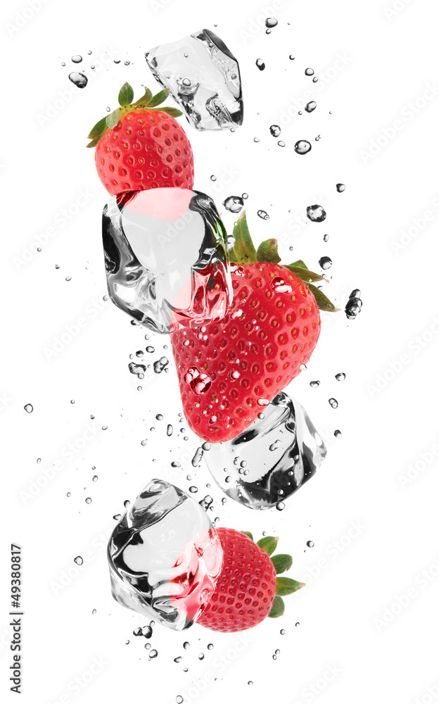 草莓配冰块，白底隔离