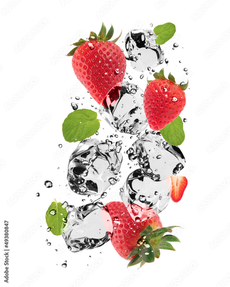 草莓配冰块，白底隔离
