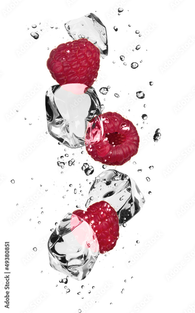 带冰块的树莓，在白底上隔离