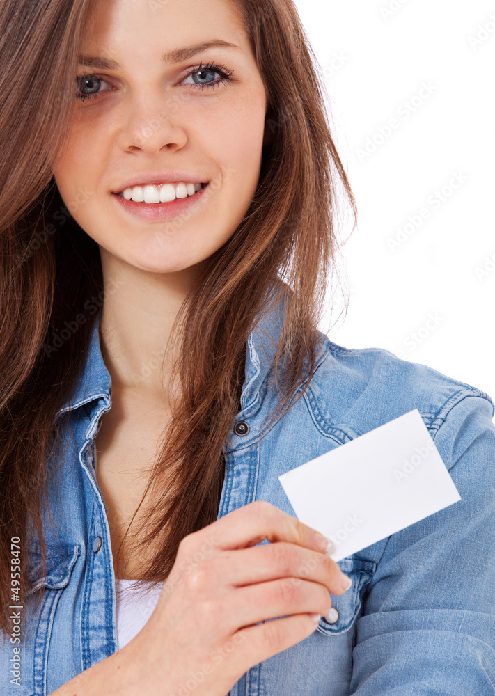 Attraktives Mädchen hält weiße Visitenkarte