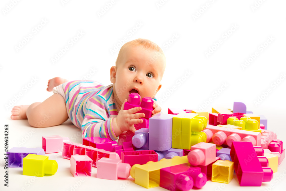 婴儿在名牌玩具积木中玩耍