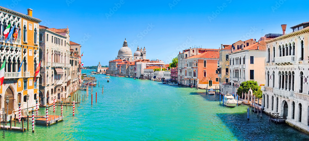 意大利威尼斯大运河和圣玛丽亚大教堂