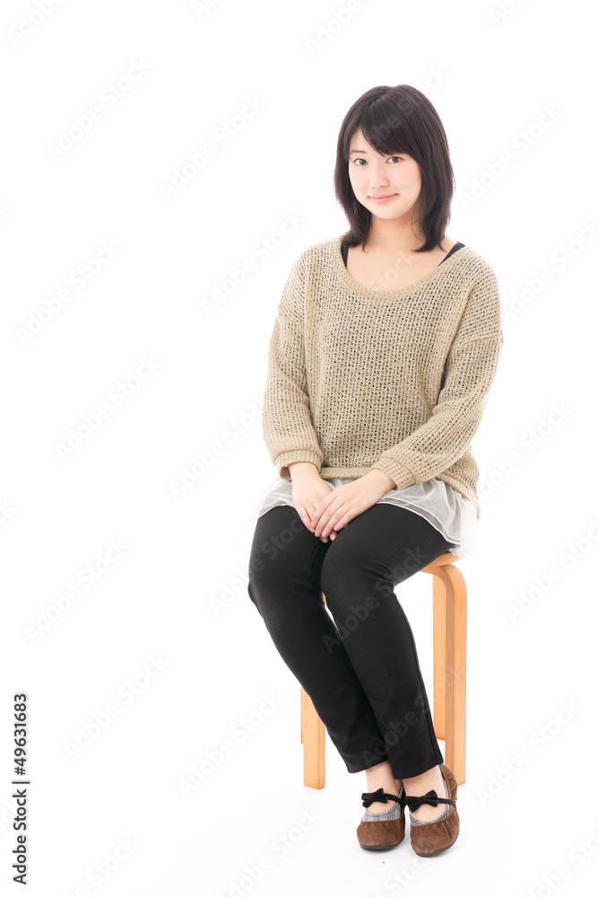 一个年轻的亚洲女人在放松