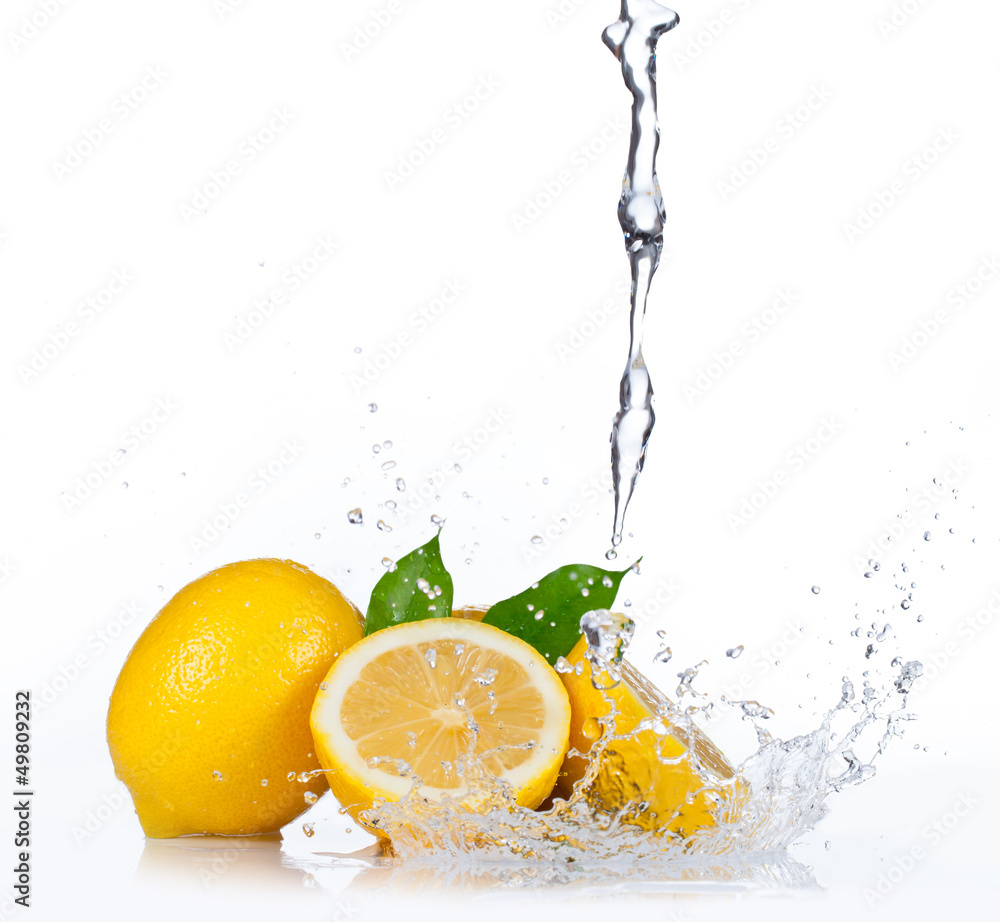 新鲜柠檬，有飞溅的水，在白色背景上隔离