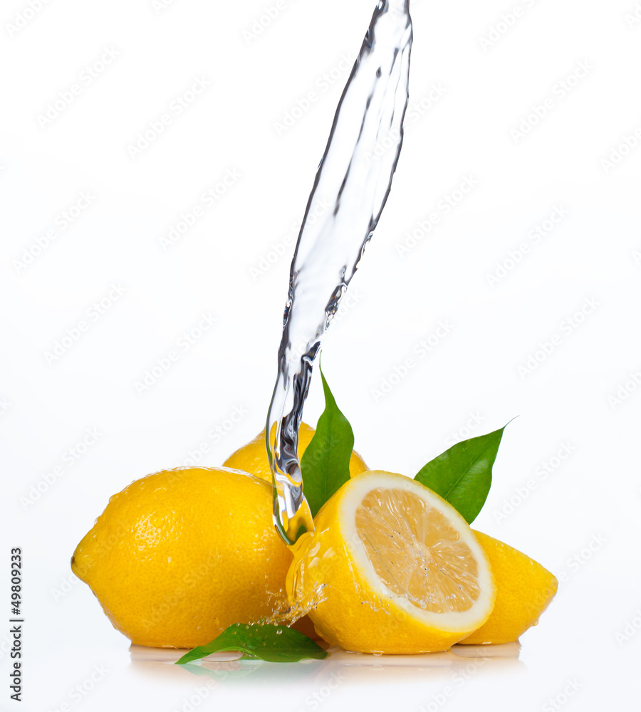 新鲜柠檬泼水，白底隔离