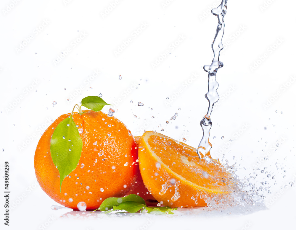新鲜的橙子有飞溅的水，在白色背景上隔离