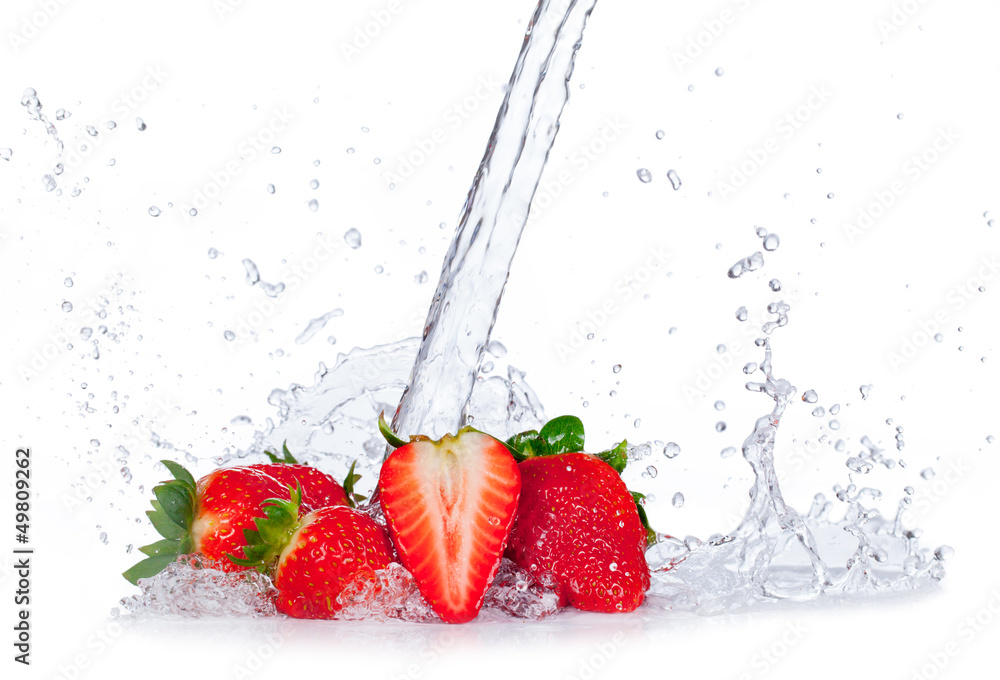 白底泼水的新鲜草莓