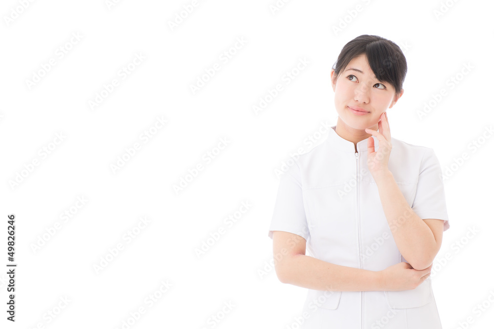 一位年轻的亚裔护士在白人背景下思考