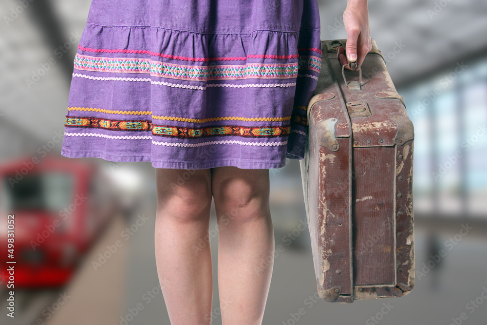 火车站提着复古行李箱的女孩