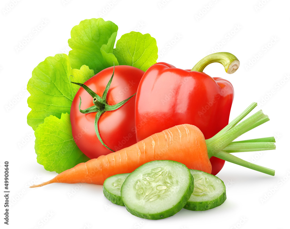 隔离蔬菜。新鲜番茄、切黄瓜、甜椒、胡萝卜和生菜叶（沙拉配料）