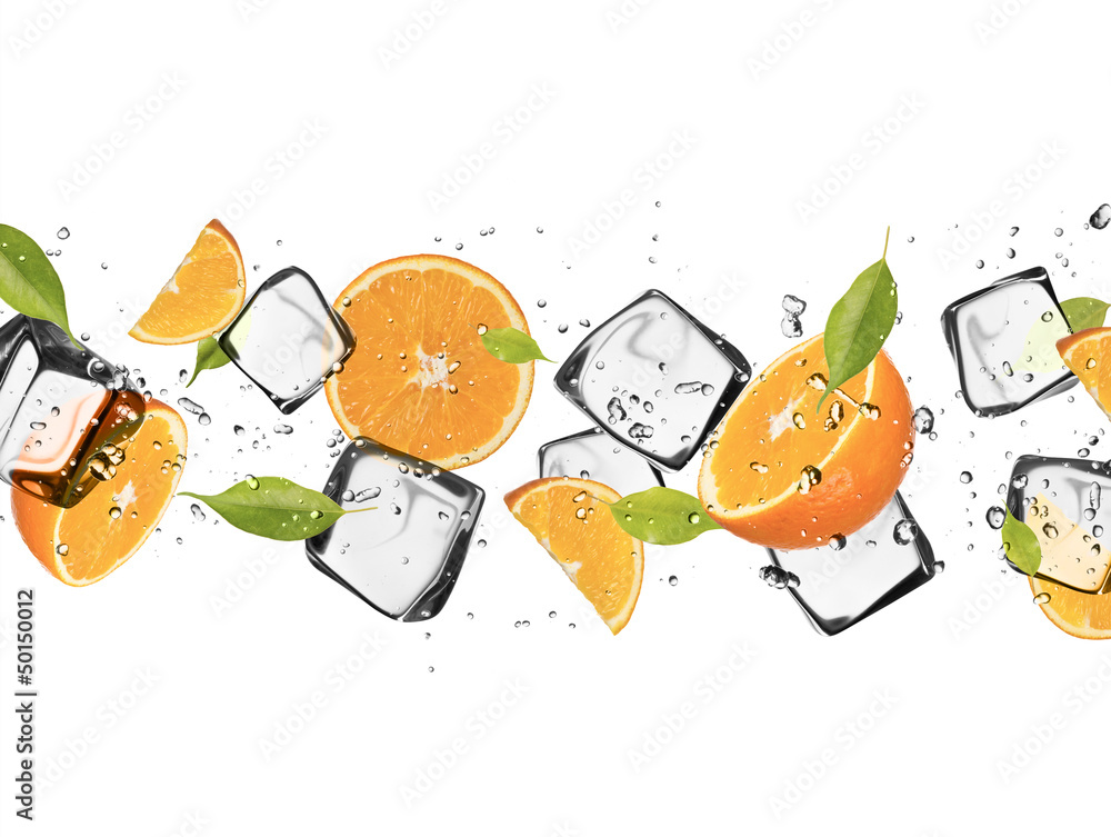 带冰块的橙子，在白色背景上隔离