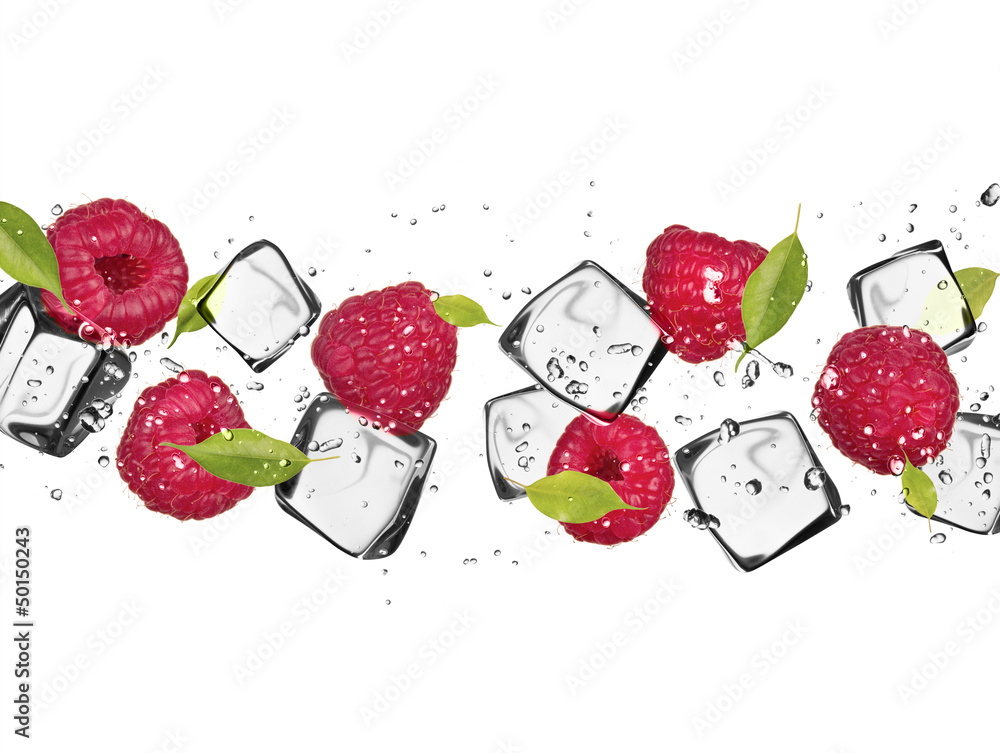 带冰块的树莓，在白色背景上隔离