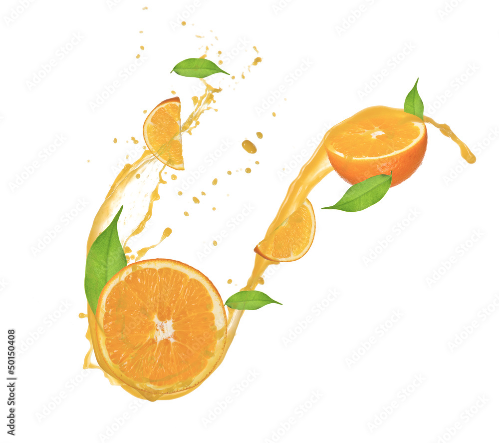 橙色切片在果汁飞溅中，在白色背景上隔离