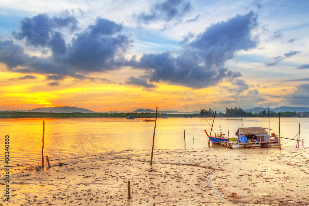 泰国Koh Kho Khao岛港口的日出