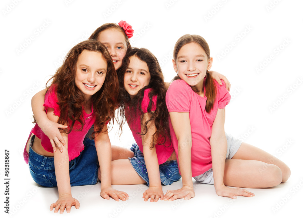 四个穿粉色衣服的女孩