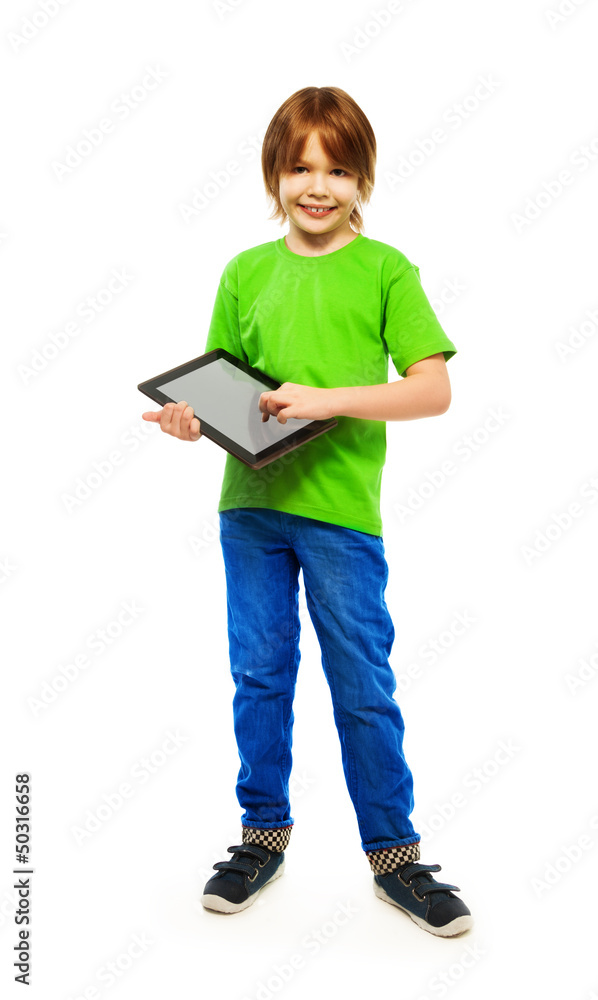 玩平板电脑的男孩