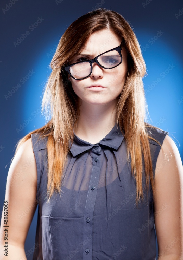 戴着书呆子眼镜的失望年轻女子有反对意见