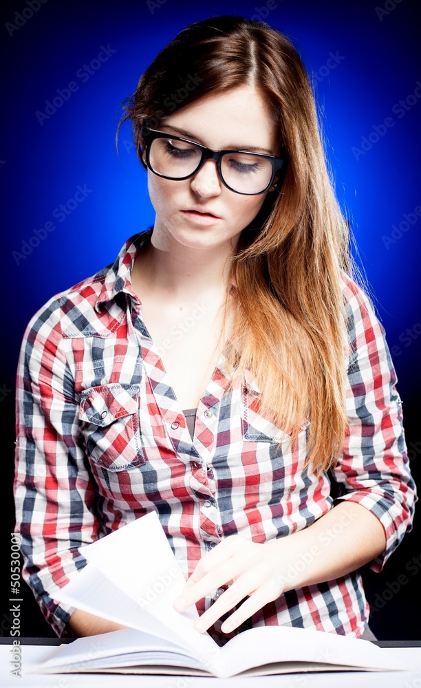 戴着书呆子眼镜的冷静年轻女性勤奋学习