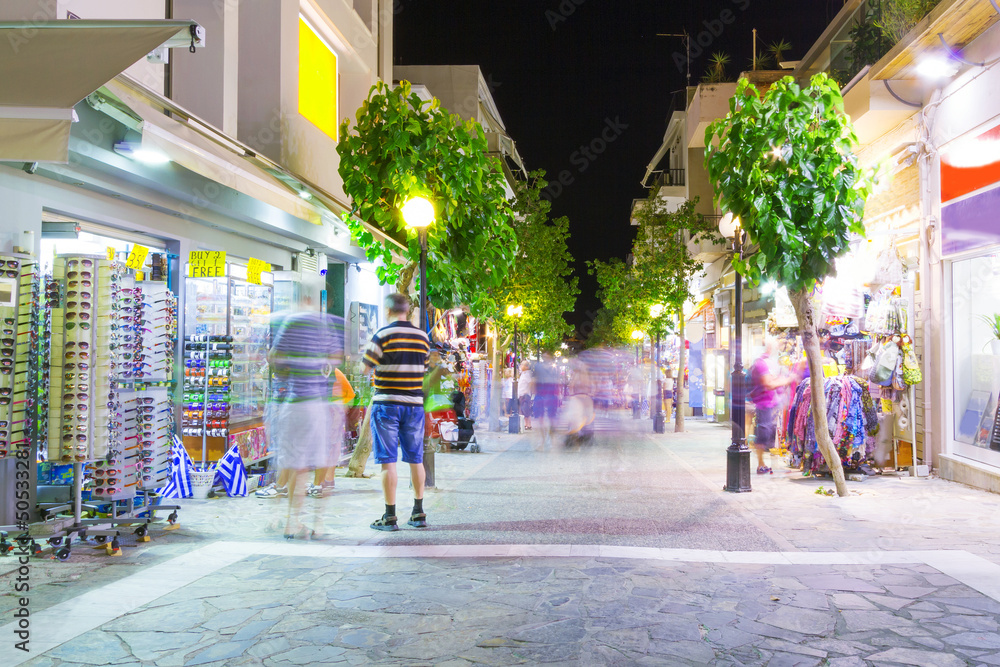 Agios Nikolaos镇夜晚的街道