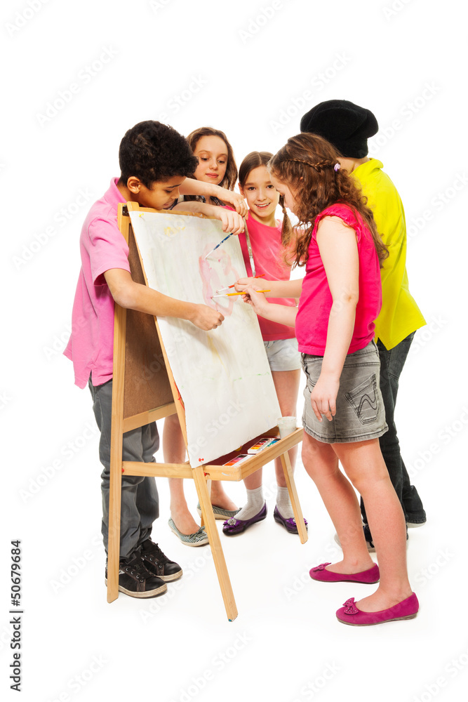 五个孩子画画