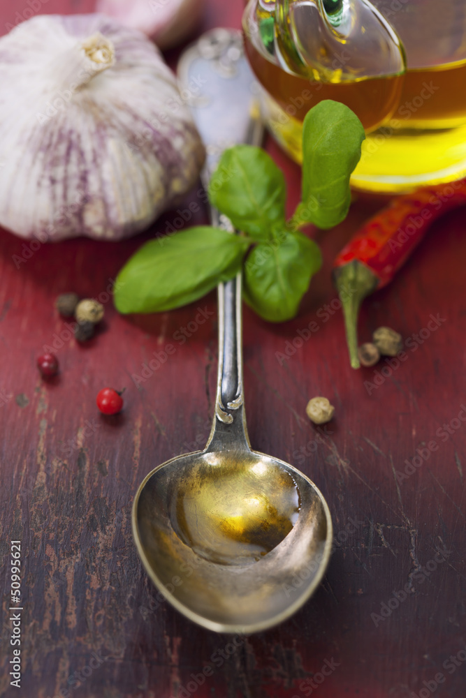 橄榄油和蔬菜勺子