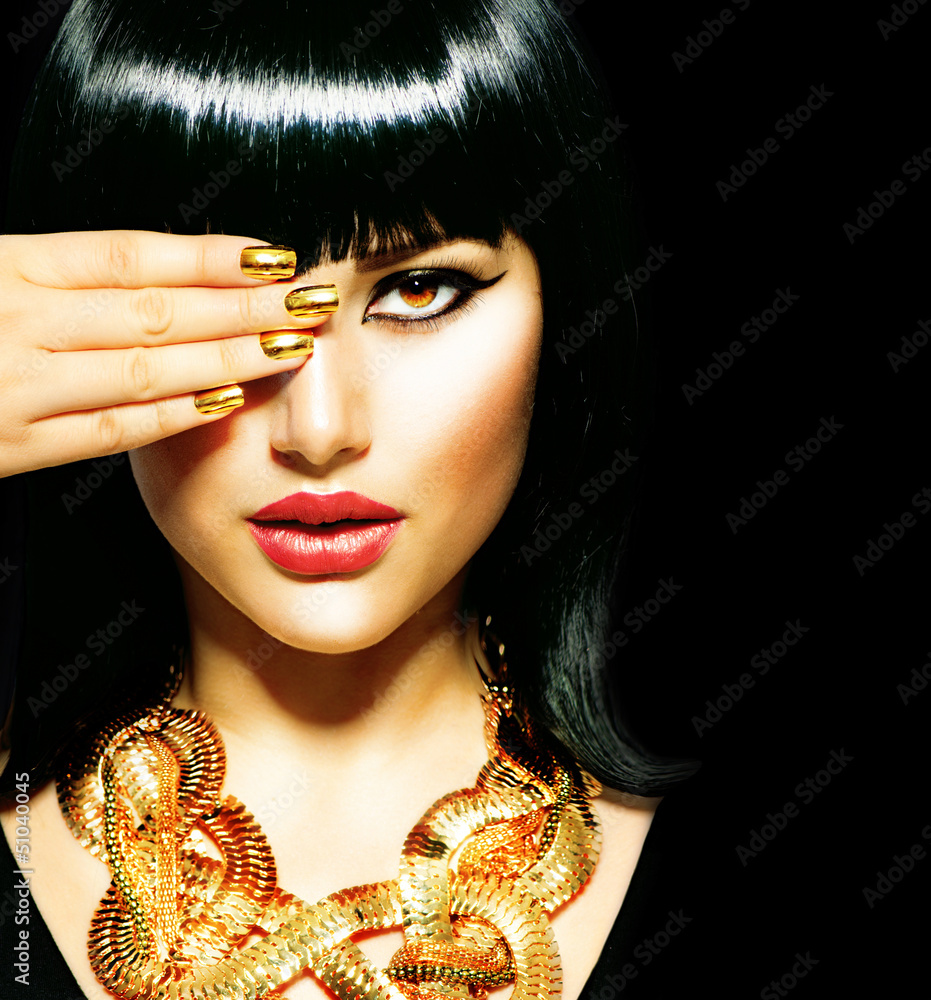 美丽的深色埃及女人。金色配饰