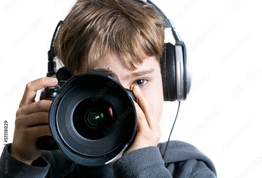 Kind filmt und fotografiert mit DSLR und Kopfhörern