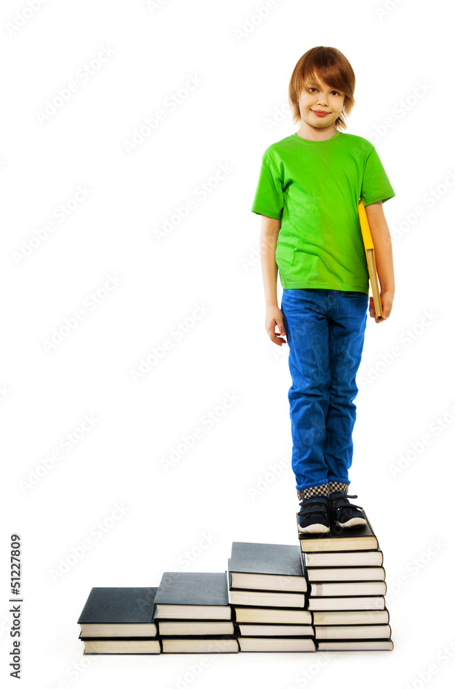 站在书本楼梯上的男孩