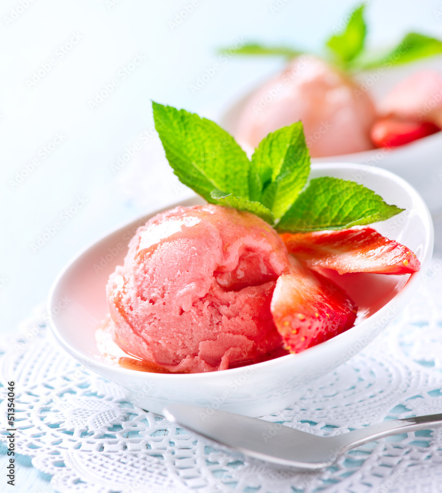 冰淇淋。草莓自制冰淇淋勺
