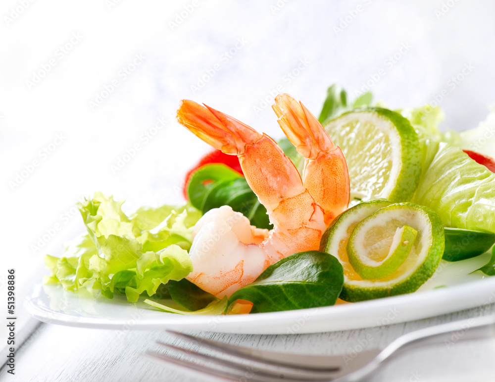 虾沙拉。健康的绿色和番茄混合虾沙拉