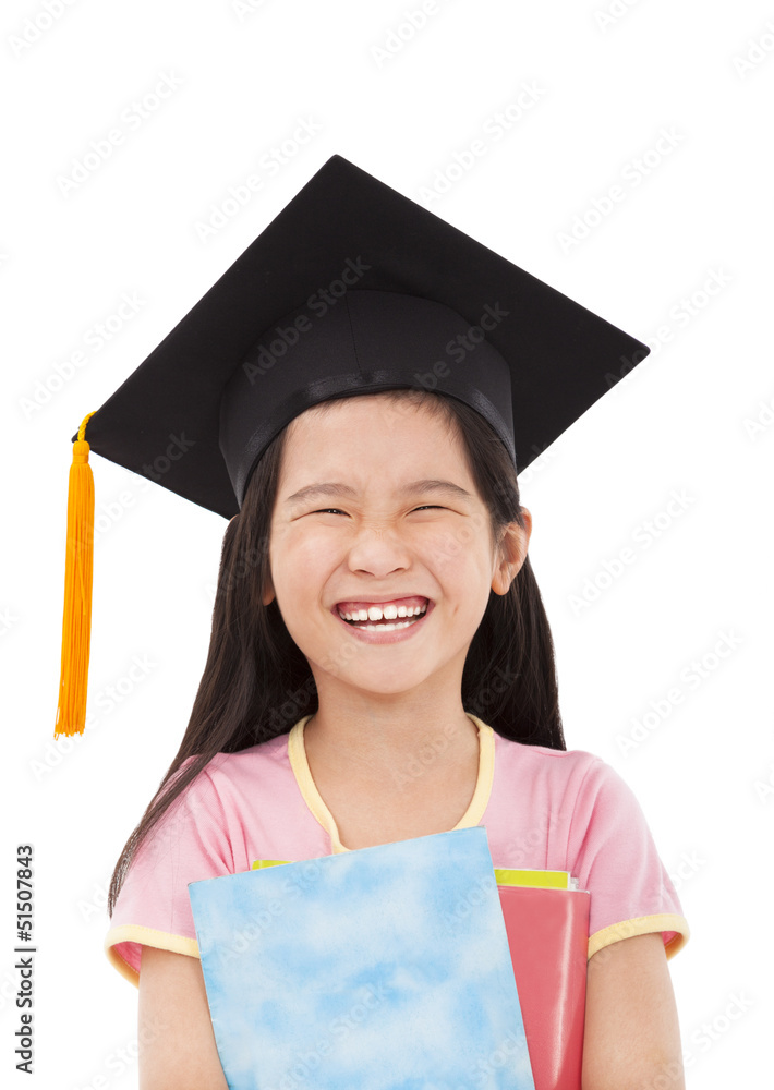 快乐的小女孩抱着书毕业