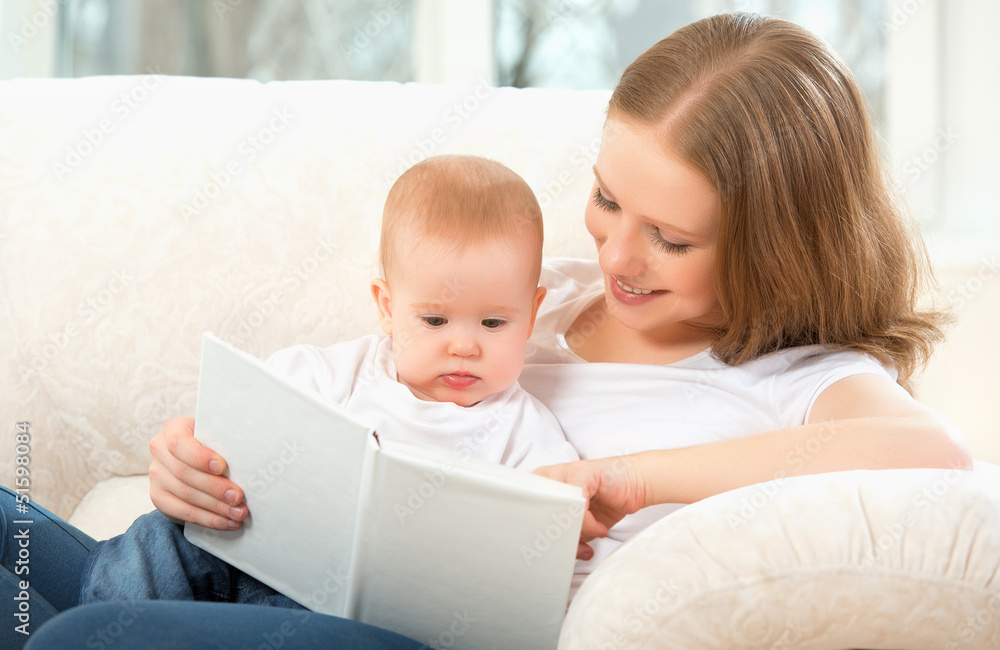 妈妈在看书，一个小婴儿在沙发上