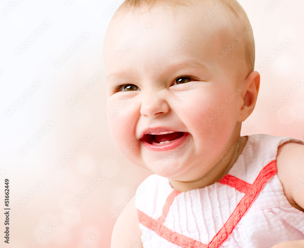 可爱的微笑女婴