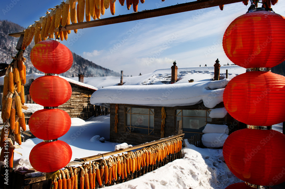 红灯笼挂在棍子上，中国特色农家雪景