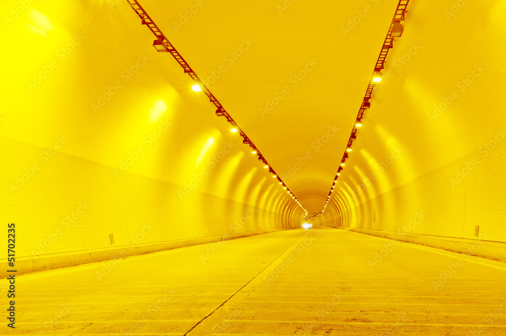 城市公路隧道中的抽象速度运动
