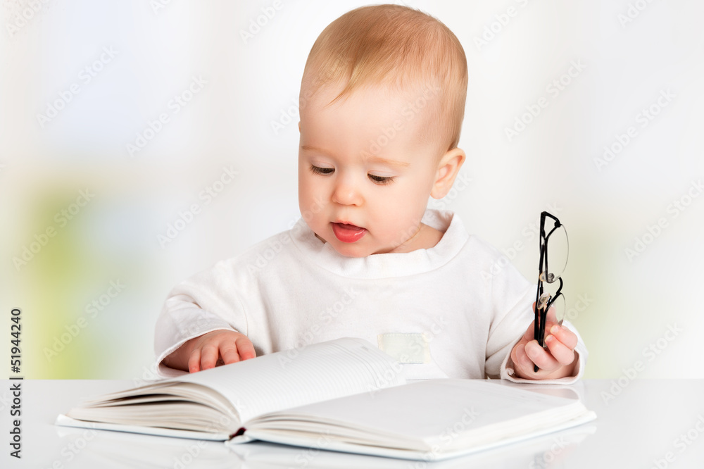 有趣的宝宝在看书