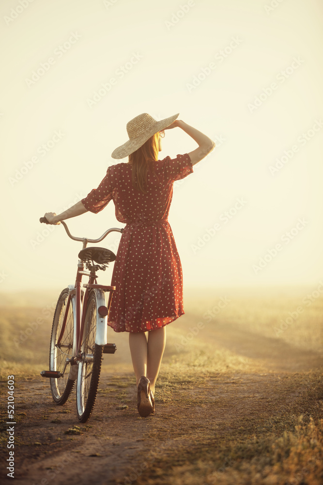日出时在乡下骑自行车的女孩