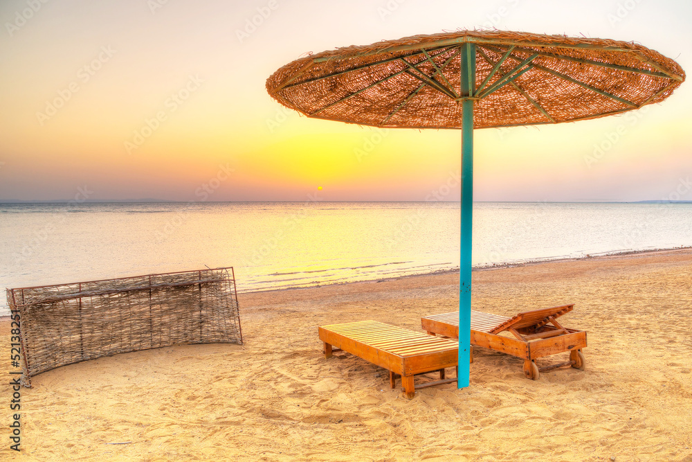 埃及红海海滩遮阳伞下的假期