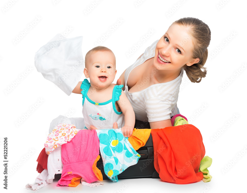 带着行李箱和衣服准备旅行的妈妈和女婴